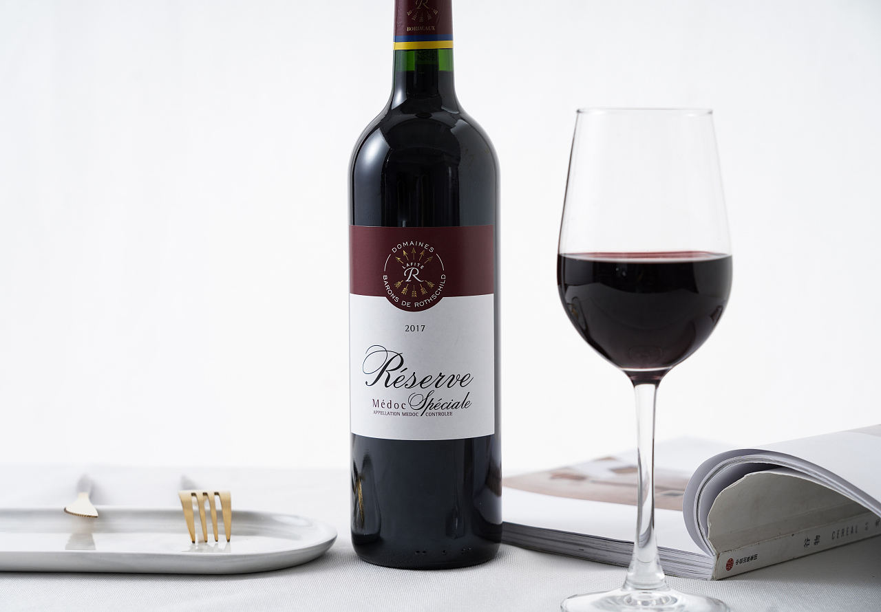 红酒杯与红酒的摄影艺术