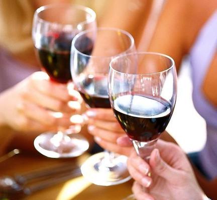 月经期间饮用红酒 益处、风险与注意事项