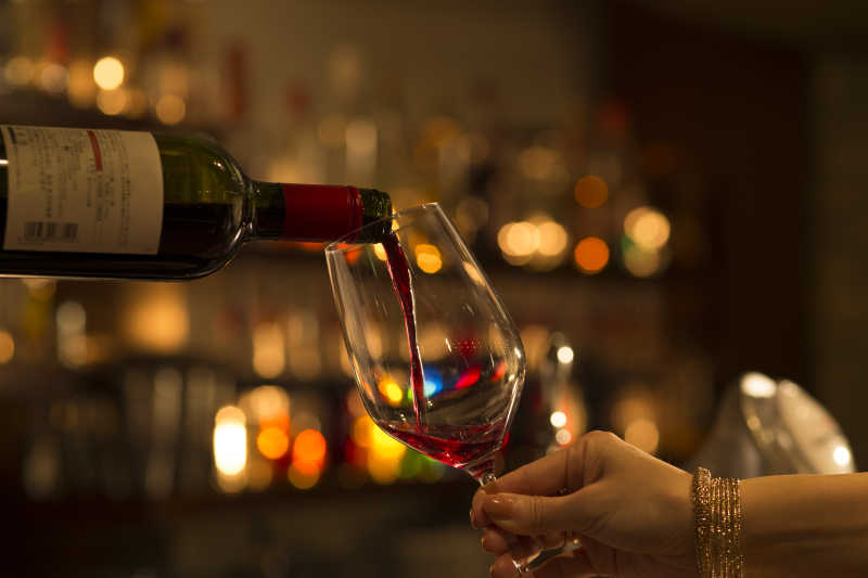 碰杯喝酒 红酒文化的视觉表达